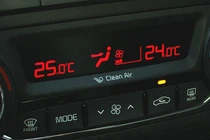 Những điểm cần khử khuẩn trong xe ô tô để tránh COVID-19