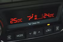 Những điểm cần khử khuẩn trong xe ô tô để tránh COVID-19