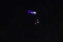 Luồng sáng trên bầu trời trung tâm thương mại Mỹ nghi UFO