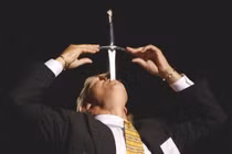 Lật tẩy bí ẩn sau màn nuốt kiếm kinh dị