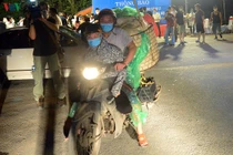 Dỡ bỏ cách ly, người Hạ Lôi chở hoa màu đi bán ngay trong đêm