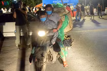 Dỡ bỏ cách ly, người Hạ Lôi chở hoa màu đi bán ngay trong đêm