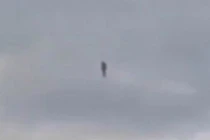 Kỳ lạ hình ảnh người lơ lửng trên bầu trời Úc