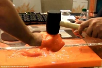 Phát hiện chất dẻo kỳ lạ vừa mềm vừa cứng siêu hấp thụ lực