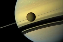 Kỳ lạ hành lang băng dài bí ẩn trên Mặt trăng Titan