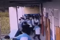 Nam sinh lớp 9 ném bạn từ tầng 4 xuống đất, nạn nhân có nguy cơ tàn phế suốt đời