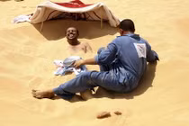 Kỳ quái thú tắm cát nóng giữa sa mạc bỏng rát 