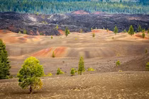 Kinh ngạc những đụn cát lòe loẹt ngay dưới chân núi lửa 