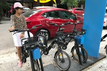 Hà Nội: Xót xa nhìn xe đạp thông minh chỉ để... phơi mưa nắng