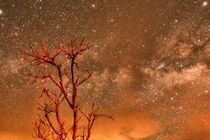 Ảnh cực hiếm thiên hà Milky Way chìm trong “biển lửa“