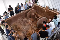 Phục chế cỗ xe hoàng gia khảm ngọc 3.000 năm tuổi từ thời Tây Chu