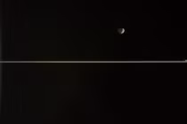 Ảnh đẹp vòng nhẫn sao Thổ mỏng lỳ, tỏa sáng cùng 3 mặt trăng