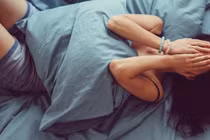 Nhắm mắt "quan hệ" với chủ nhà vì sợ mất chỗ ở do COVID-19