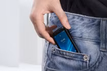 Smartphone nhỏ nhất thế giới, ngang kích cỡ... thẻ ATM