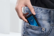 Smartphone nhỏ nhất thế giới, ngang kích cỡ... thẻ ATM