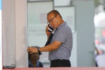 HLV Park Hang Seo 'một mình một ngựa' giữa dàn iFan