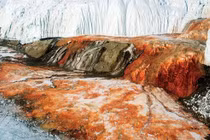 Cát biết hát, thác máu và những bí ẩn thế giới ít người biết