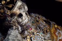 Giải mã bí ẩn về những bộ xương nạm châu báu