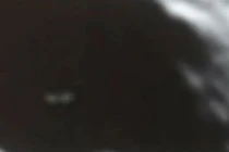 Xôn xao UFO lấp ló trong miệng núi lửa Mặt trăng