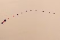 Bí ẩn vật thể nối đuôi hình rết xuất hiện ở Anh