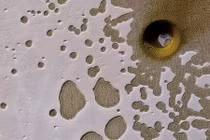 Bí ẩn vết lõm màu vàng pho mát kỳ lạ trên sao Hỏa