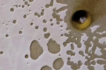 Bí ẩn vết lõm màu vàng pho mát kỳ lạ trên sao Hỏa