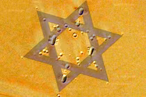 Vật thể lạ sáu cánh bí ẩn lọt vào ống kính Google Earth