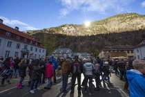 Thị trấn kỳ lạ được chiếu sáng bằng gương 