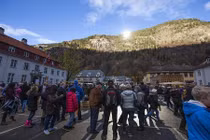 Thị trấn kỳ lạ được chiếu sáng bằng gương 