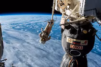 Khoảnh khắc con người dạo bước ngoài không gian 