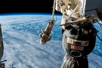 Khoảnh khắc con người dạo bước ngoài không gian 