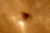 Bí ẩn vật thể lạ hình tam giác xuất hiện trên Mặt trăng