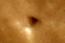 Bí ẩn vật thể lạ hình tam giác xuất hiện trên Mặt trăng