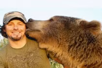 Tình bạn thắm thiết lạ kỳ của người và gấu xám