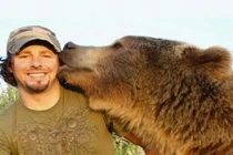 Tình bạn thắm thiết lạ kỳ của người và gấu xám