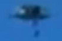 Bộ ba vật thể lạ như mẹ con xuất hiện ở Anh gây sốc