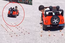 Video: Bé trai 4 tuổi trổ tài lùi đỗ ôtô