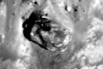 Tìm thấy vật thể nghi UFO dài từ 40m-60m trên Mặt trăng