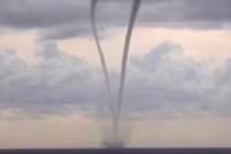 Hai vòi rồng khổng lồ cùng nhảy múa trên biển