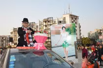 "Trai già" ngồi nóc ô tô, khoe giàu để tuyển vợ