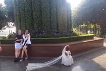 Cười đau ruột cảnh "cô" chó diện váy cưới thả dáng trên phố