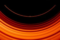 Các lỗ đen “níu giữ” thiên hà chủ bằng điều cực bất ngờ