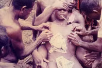 Những bộ tộc có nghi lễ trưởng thành đáng sợ nhất thế giới