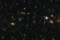 Ảnh kinh ngạc về thiên hà khổng lồ bị bắt gặp bởi Hubble