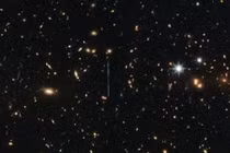 Ảnh kinh ngạc về thiên hà khổng lồ bị bắt gặp bởi Hubble