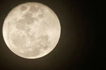 Bất ngờ phát hiện 2 miệng núi lửa trẻ trên Mặt trăng