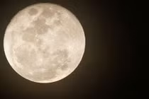 Bất ngờ phát hiện 2 miệng núi lửa trẻ trên Mặt trăng