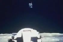 Vật thể lạ tiếp cận tàu Apollo của NASA trên Mặt trăng