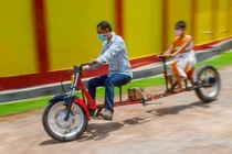 Độc đáo phiên bản xe giãn cách xã hội, virus corona cũng phải “xin thua”