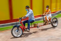 Độc đáo phiên bản xe giãn cách xã hội, virus corona cũng phải “xin thua”